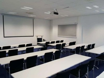 Seminar room with 4 rows of tables