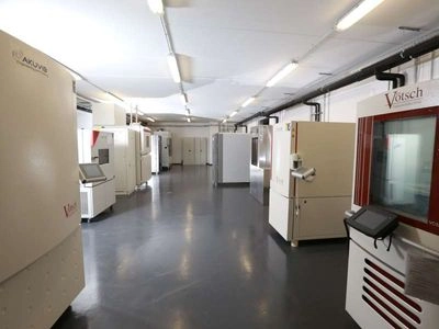 Room with climate chambers